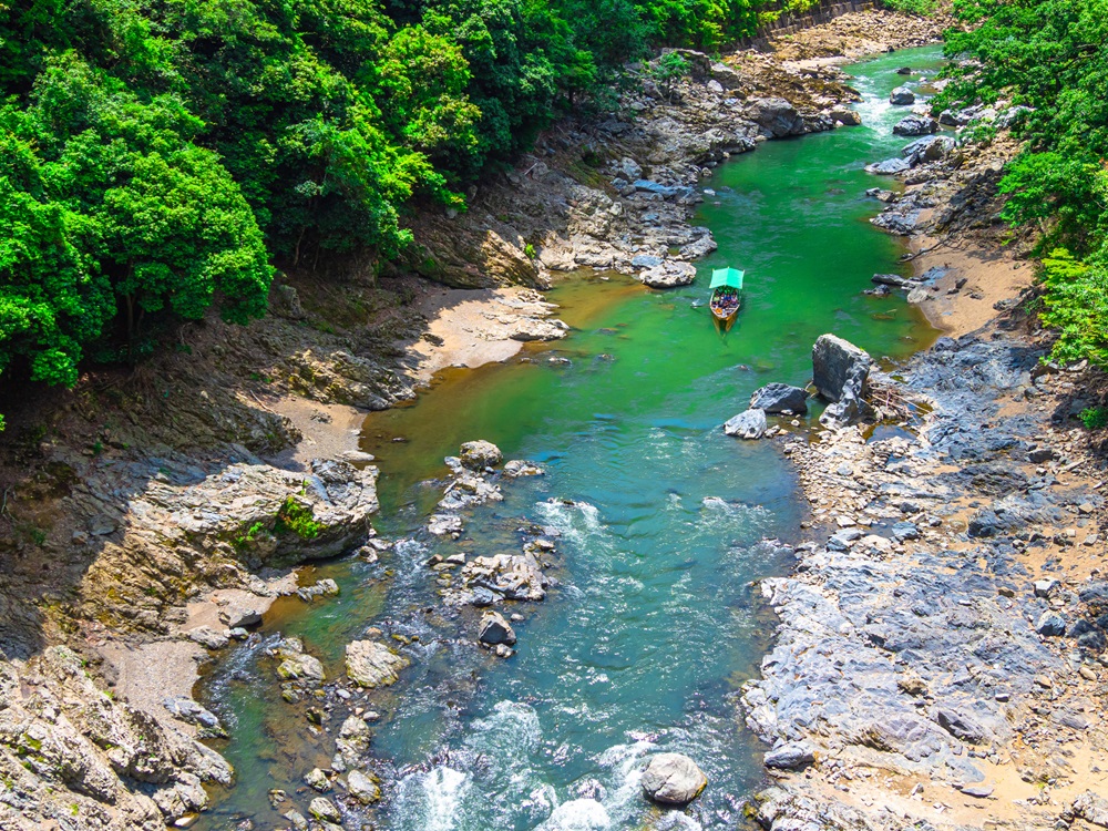 “森の京都”亀岡の自然を楽しむなら「保津川下り」「嵯峨野トロッコ列車」を体験してみよう