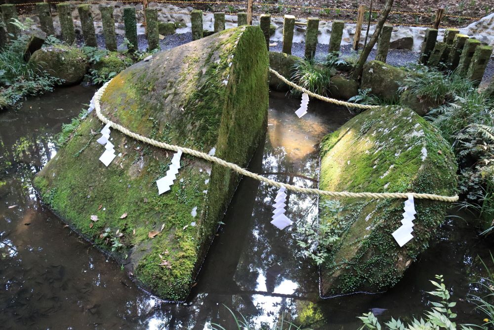 宮崎県の東霧島神社にある「神石」