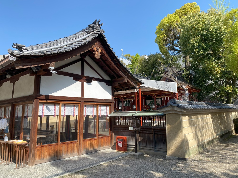 拝殿の後ろにある本殿は奈良県の有形文化財
