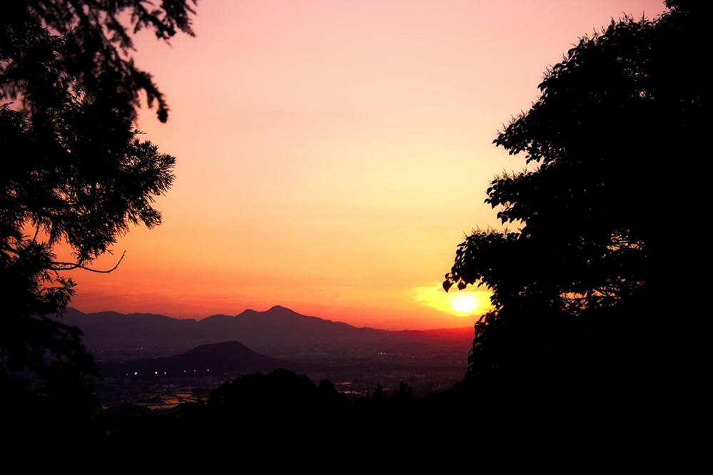 二上山と夕陽
