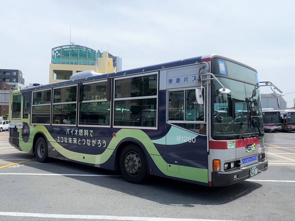 バイオ燃料を使用して運行する東急バス