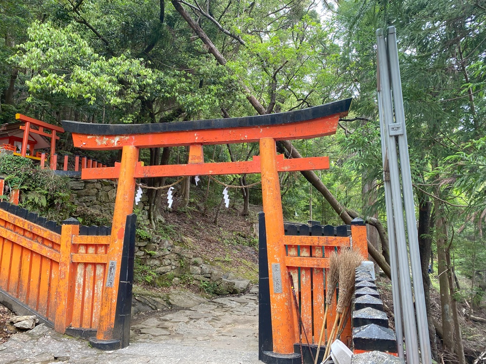 ゴトビキ岩の手前にある神倉神社の鳥居