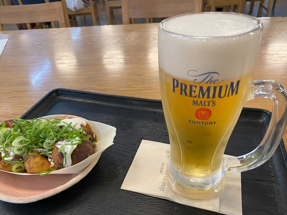 成田空港でビールとたこ焼き