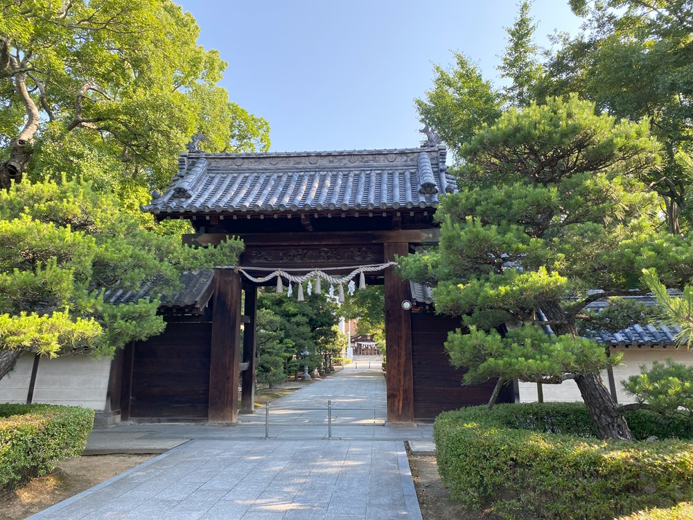 早朝の神社は参拝客もまばら