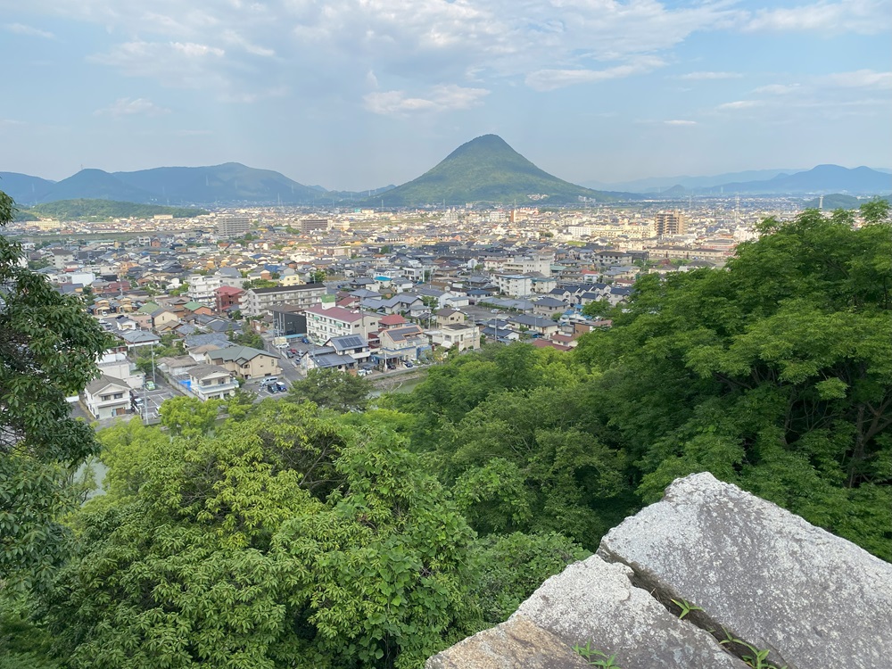 飯野山の姿が美しい