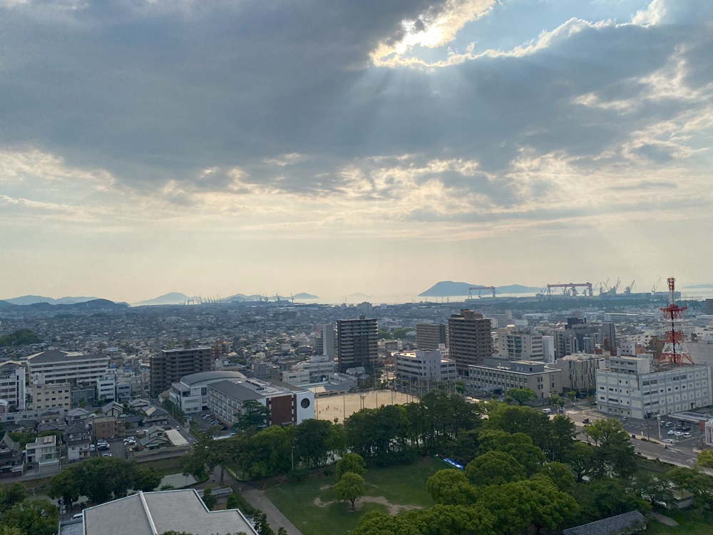 天守からは丸亀市街地が一望