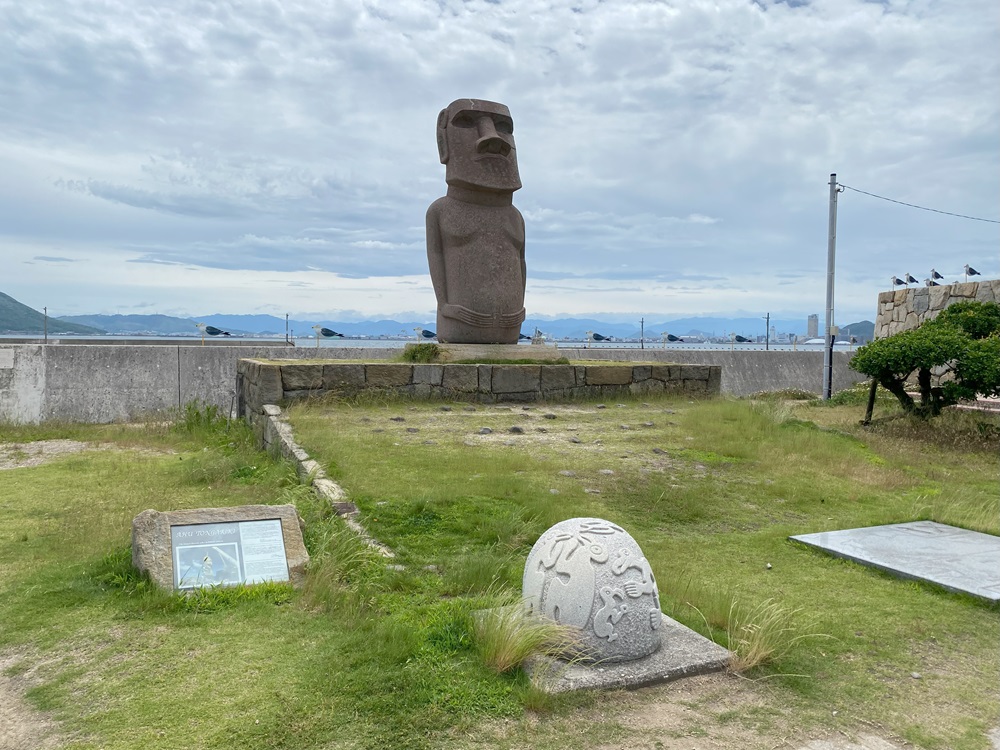 港にあるモアイ像