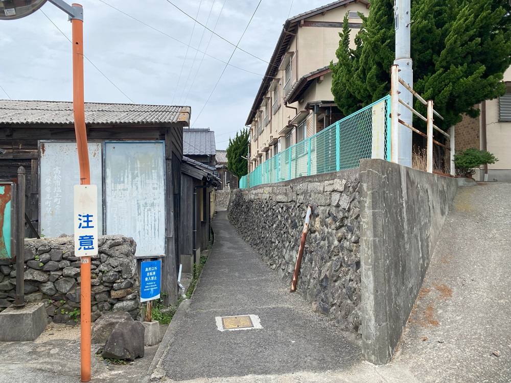 狭い路地と坂道の島「男木島」