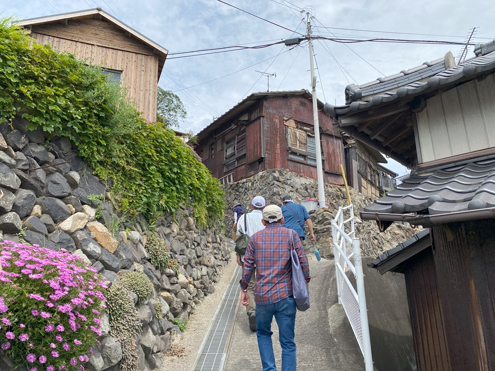 男木島独特の細い坂道と路地