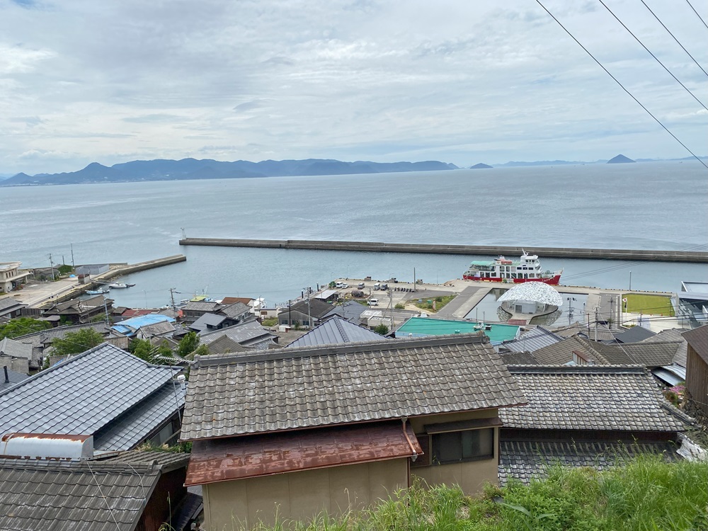 男木島の港が一望できます