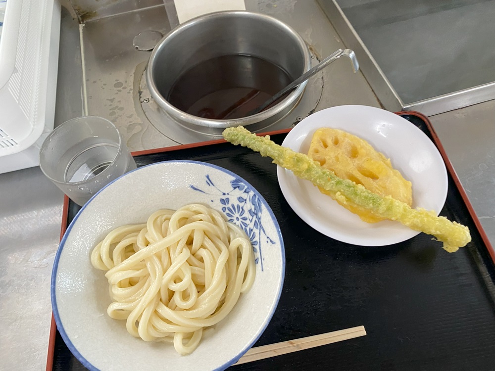 うどんの量とサイドメニューを自分でピックアップ
