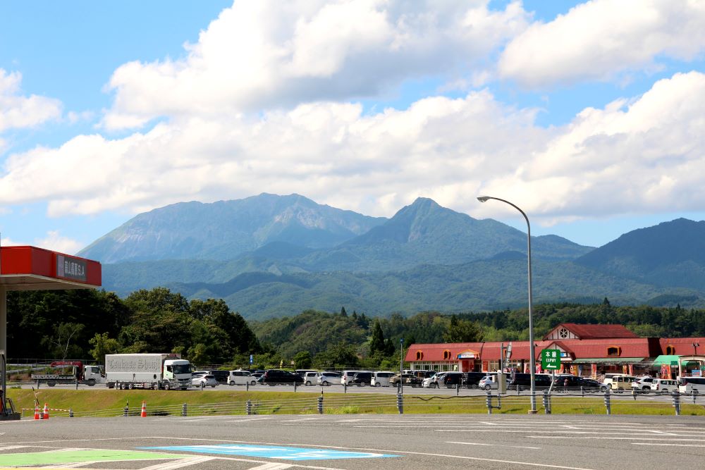 蒜山高原サービスエリアから見る伯耆富士大山の山並み