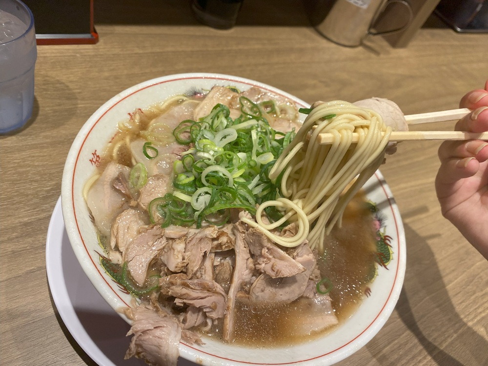 小麦の風味とモチモチ食感が特徴の中太ストレート麺