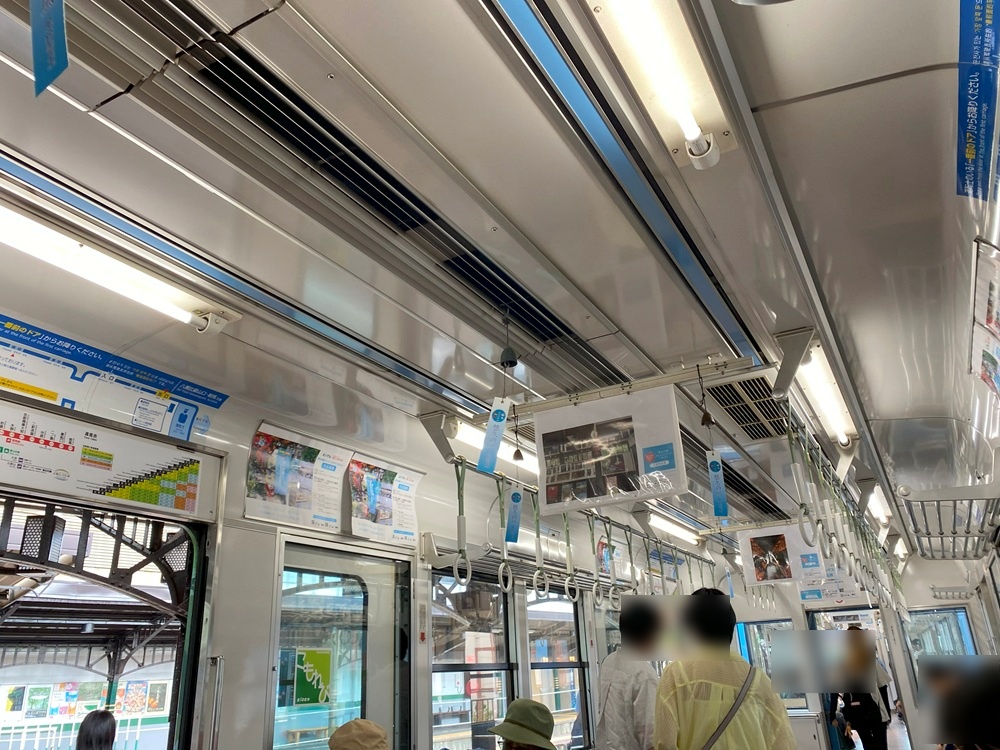 電車内には涼し気な風鈴の音色