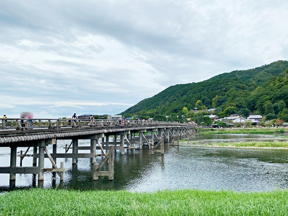 渡月橋の上には人がわんさか