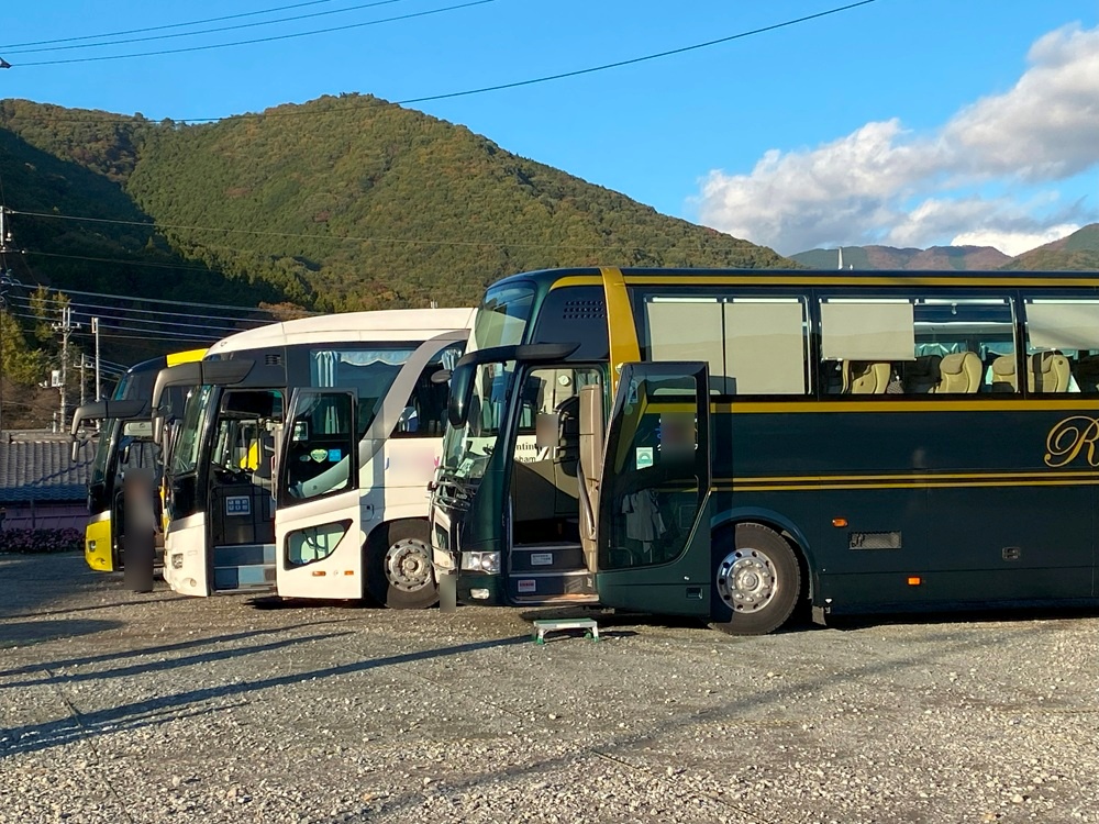 駐車場に停まるツアーバス