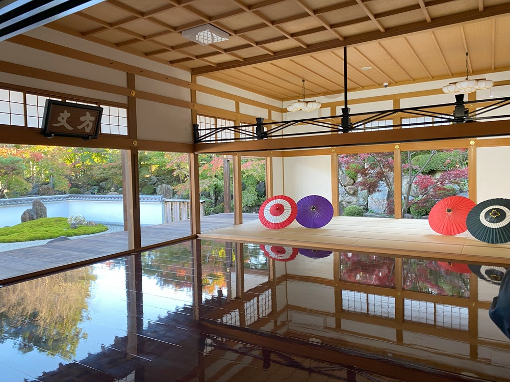 床に映り込む紅葉が美しい宝徳寺