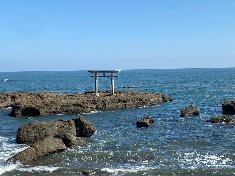 岩礁の上に鳥居が立つ「神磯」