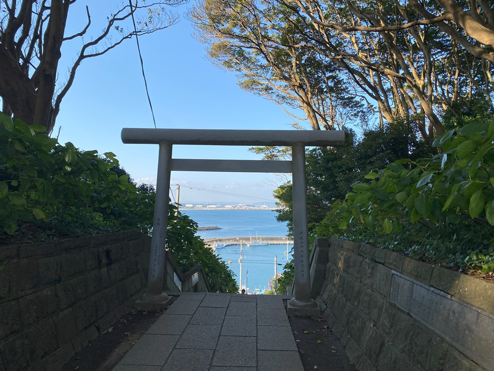 海の見える鳥居