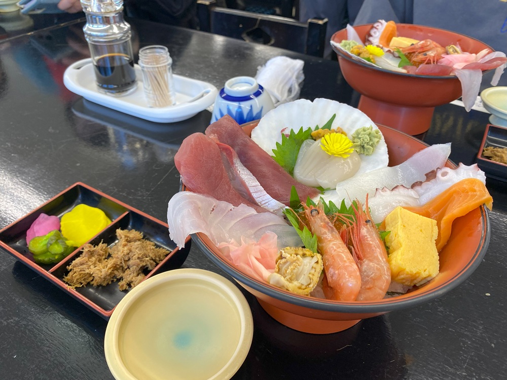 お刺身がはみ出す海鮮丼