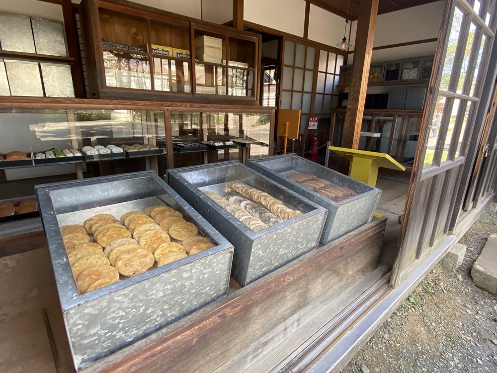 お菓子のレプリカも並んでいる